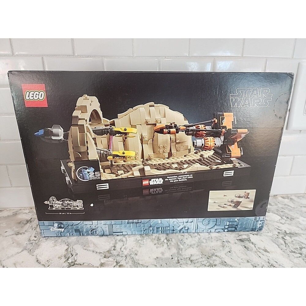 LEGO Star Wars: The Phantom Menace Mos ESPA Podrace Diorama Build/Display 75380 - Picture 3 of 3